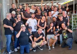 Membros do Comado Bravo celebrando o lançamento da Cerveja